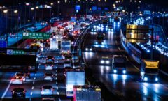 夜間の車両故障時にやるべき安全対策とは